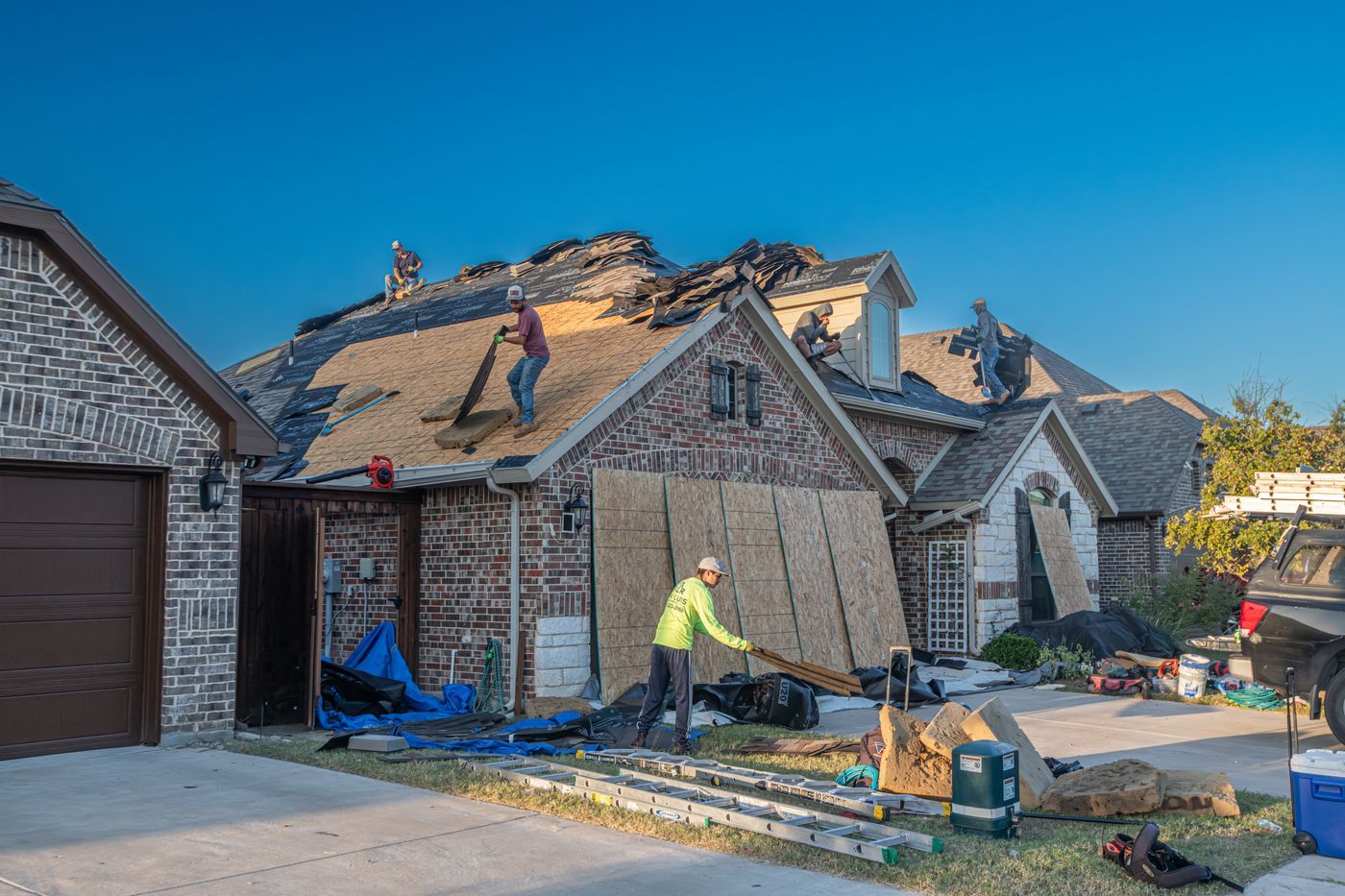 Werkers op een dak tijdens een dakreparatie aan een woonhuis